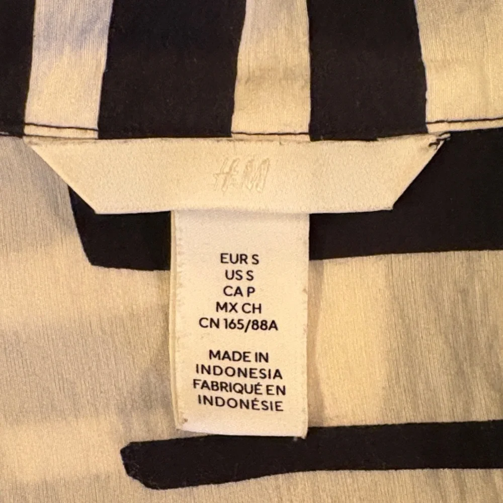H&M Black and White Button Down Shirt - Picture 2 of 3